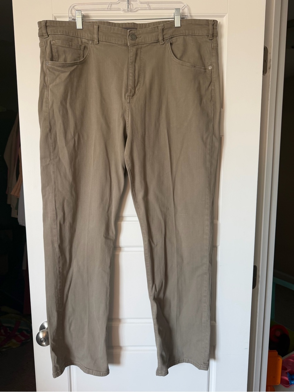 DL1961 Vinn Casual Straight-Leg Jeans in Cedarwood